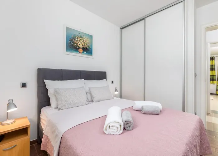 Attic With Balcony In * 메덜린