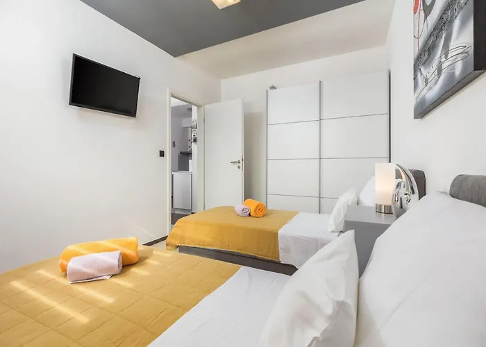 빌라 Attic With Balcony In 메덜린